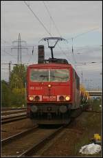 DB Schenker 155 122-5 nach Klaipeda/Mukran. Laut Schadstoffcode hatten die Wagen Phosphor geladen (gesehen Berlin Schnefeld Flughafen 06.10.2010)