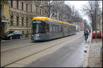 Diesig, Nieselregen und LVB 1038, Typ Solaris Tramino, ist dennoch auf der SL 1 'Mockau, Post' am 22.03.2023 in der Leipziger Käthe-Kollwitz-Straßeim vor Gründerhäusern unterwegs.
