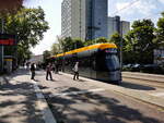 LVB 1041 als SL16 Messegelände an der Haltestelle Johannisallee. Hier begegnet sie auch der Buslinie 60 nach Lindenauer Hafen (Solaris Tramino NGT10, LVB-Typ 39, 10.08.2023) 
