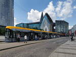 Voll wird es an der Doppelhaltestelle Leipzig Augustusplatz wenn zwei Trams eingefahren sind.