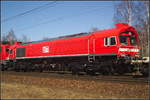 Als Wagenlok lief die saubere MEG 321 / 77 012-8 in einem Staubgut-Zug mit, der am 06.04.2018 durch die Berliner Wuhlheide fuhr. Die Lok ist Eigentum von DB Cargo Deutschland und in Frankreich registriert (NVR-Nummer 92 87 0077 012-8 F-MEG).