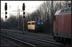 MTEG 142 001-7 leider nur im Nachschuss, da die Lok hinter zwei wartenden Güterzügen durchfuhr (NVR-Nummer 91 80 6142 001-7 D-MTEG, ex DR, gesehen Nuthetal-Saarmund 23.03.2010)