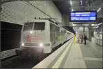 Mit dem DKMS-Sonderzug steht RailAdventure 111 222-6 am Bahnsteiganfang im Berliner Hauptbahnhof, damit noch letzte Vorbereitungen getroffen werden können bevor es dann zum endgültigen Halt
