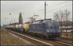 Die an Raildox vermietete 183 500 mit einem Knickkesselwagenzug am 18.02.2013 Hhe Berlin-Karow