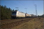 rhc/607463/rheincargo-145-084-0-fuhr-mit-einem RheinCargo 145 084-0 fuhr mit einem Kesselwagen-Zug, der Benzin geladen hatte, am 06.04.2018 durch die Breliner Wuhlheide.