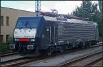 txl/92917/txl-189-103-5-steht-abgebuegelt-auf TXL 189 103-5 steht abgebgelt auf dem Gleis zum Bombardier-Werk. Die Lok ist noch recht neu, ausgeliefert wurde sie Anfang 2010. Im April 2010 erhielt sie die erste Revision: REV MMAL 26.04.2010. Die Lok wurde Co-Finanziert durch die Europische Union durch das Trans-European Transport Network TEN-T (NVR-Nummer: 91 80 6189 103-5 D-DISPO Class 189-VE, ES 64 F4-103, gesehen Hennigsdorf b. Berlin 06.09.2010)
