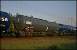 Vierachsiger Kesselwagen der Gattung Zans des Einstellers GATX Rail Austria GmbH zum Transport von Dieselkraftstoff, Gasöl oder leichten Heizöl.