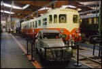 sncf/839151/auch-wenn-die-gummibereifte-ente-vor Auch wenn die gummibereifte 'Ente' vor SNCF X 52103 steht, sieht man doch was die Ingeneure von Decauville auf die Schiene stellten. Ursprünglich von PLM als XDC 2103 eingereiht, wurde der Triebwagen 1952 umnummeriert. Der Triebwagen war bis 1973 immer im Depot Grenoble beheimatet. Bei einem Besuch des Eisenbahnmuseum Cite du Train am 10.11.2023 in Mulhouse wurde der Triebwagen fotografiert.
<br><br>
Technische Daten: Gesamtgewicht 41t, 2 Saurer-Motoren mit einer Leistung mit je 300 PS, Vmax 110 km/h, 65 Sitze, Gepäckabteil Staugewicht 1.5t