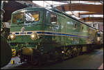 SNCF CC 7107 stellte am 28. März 1955 mit 326 km/h einen neuen Weltrekord auf. Ursprünglich wurden die Loks mit einer Vmax von 140 km/h gebaut und auf der Magistrale Paris - Lyon eingesetzt. Insgesamt sind noch fünf Loks dieser Baureihe und eine Vorserienlok erhalten. Heute steht die Weltrekordlok im Eisenbahnmuseum Cite du Train in Mulhouse und bei einem Besuch am 10.11.2023 wurde sie fotografiert.
<br><br>
Einige technische Daten: Baujahre 1952 bis 1955, LüP 18.922 mm, Dienstmasse 107t, Dauerleistung 3.490 kW