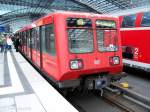 DB 485 112 in rot-dunkelgrauer Lackierung. Die Zge mit dieser Farbgebung erhielten den Spitznamen  Coladosen . Ab 2007 wurden sie in bordeauxrot-ocker umlackiert (Berlin Hauptbahnhof, 04.07.2007).