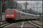 KW 12/61221/db-fernverkehr-101-062-8-kommt-die DB Fernverkehr 101 062-8 kommt die Rampe zum Gleis 1 hochgefahren (Dresden Hbf 27.03.2010)