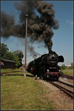 52 8184-5 und 50 3708-0 als Doppeltraktion mit dem Fotogterzug (Dampflokfest im Traditionsbahnbetriebswerk Stafurt, gesehen Stafurt-Leopoldshall 05.06.2010)