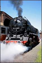 44 1486-8 lsst erstmal Dampf ab nachdem sie aus dem Lokschuppen rausfahren durfte (Dampflokfest im Traditionsbahnbetriebswerk Stafurt, gesehen Stafurt-Leopoldshall 05.06.2010)