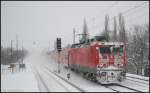 Der Winter hat den Eisenbahnverkehr fest im Griff, so auch die schon stark vereiste DB Regio 114 039-1 mit dem RE3 Elsterwerda zum nächsten Halt nach Gesundbrunnen bei der Vorbeifahrt am