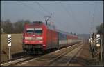 Durch die Schorfheide eilt DB Fernverkehr 101 042-0 mit EC379  Carl Maria von Weber  nach Brno hl.n. (gesehen Chorin-Kloster 26.02.2011)
