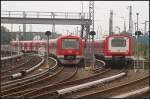 KW 34/156754/eintrchtig-nebeneinander-stehen-am-27082011-jeweils Eintrchtig nebeneinander stehen am 27.08.2011 jeweils ein Zug der Baureihe 474 (links) und 472 (rechts) in der Abstellgruppe von Hamburg-Altona.