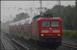 Bei starkem Regen fhrt DB Regio 112 103 mit dem RE1 nach Magdeburg Hbf (gesehen 14.06.2012 Berlin Hirschgarten)