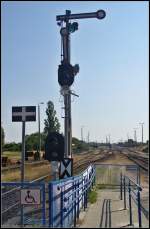 Drei Signale, ein Warnschild und der ungesicherte barrierefreie bergang von Peron 2 zu Peron 1 am Bahnhof Kostrzyn.