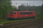 DB Schenker 155 260-3 steht am frhen Morgen des 12.04.2014 im Frhnebel von Zossen. Aufgenommen aus vorbeifahrenden Regio.