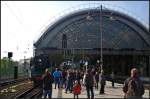 Whrend auf den anderen Hochbahnsteigen in Dresden Hauptbahnhof ghnende Leere herrscht, zieht 18 201 mit ihrem Sonderzug zum Jubilum  175 Jahre Ferneisenbahn Leipzig - Dresden  jede Aufmerksamkeit am 12.04.2014 auf sich