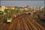 ITL 185 543-6 schlngelt sich am 12.04.2014 mit einem Cerealien-Zug durch das Gleisvorfeld in Dresden-Friedrichstadt