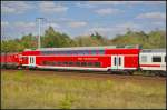 In einem Pbz war der Doppelstockwagen D-DB 50 80 26-81 174-7 DBpza der Sdostbayernbahn (SOB) eingestellt, der von 120 106 am 18.09.2014 durch die Berliner Wuhlheide gezogen wurde.