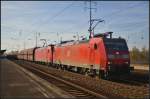 DB Schenker 185 146-8 und 185 009 fuhren mit Falns-Wagen durch den Bahnhof Berlin-Schnefeld, 02.11.2014