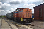 LOK OST 298 35 / 298 135-5 mit einem Personenwagen 2. Klasse im Gelände der Hafeneisenbahn Magdeburg, 21.05.2016 (NVR-Nummer 98 80 3298 135-5 D-OST)
