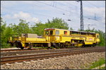 GSM 561 / Plasser & Theurer 09-32 CSM der DB Bahnbau Gruppe GmbH ist eine Zweischwellenstopfmaschine die am 21.05.2016 an der Kreuzung Elbebrücke vorbei fuhr (NVR-Nummer 97 80 68 106 17-4)