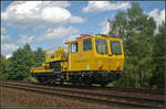 Bei dem Bahndienstwagen 9136 011-0 handelt es sich um ein Motorturmwagen des Typs MTW 100 von Plasser & Theurer.