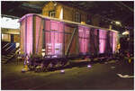Der Kywf 267901 von France NORD stand ziemlich am Ende der Halle und wurde mit lila Licht angestrahlt. Der Gedeckte Güterwagen hat zwei Drehgestelle mit jeweils zwei Achsen und Speichenrädern (Cite du Train Mulhouse, 10.11.2023)