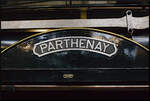Das schlichte Namensschild der im Jahr 1889 gebauten 'PARTHENAY' für die ETAT. Die Dampflok steht heute heute im Eisenbahnmuseum Cite du Train in Mulhouse. Das Schild wurde am 10.11.2023 bei einem Besuch fotografiert.