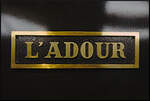 Das schlichte Namensschild  L'Adour  der MIDI 312, fotografiert bei einem Besuch des Cite du Train in Mulhouse am 10.11.2023
