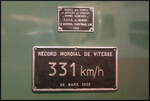 An der SNCF BB 9004 finden sich am Lokkasten zwei Schilder von der Rekordfahrt am 29.