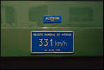 Am Lokkasten der Weltrekordlok CC 7107 befinden sich zwei Schilder, zum einem das Herstellerschild von Alsthom mit Baujahr 1953 und das Weltrekordschild vom 28. März 1955. Die Lok steht heute im Eisenbahnmuseum Cite du Train in Mulhouse und das Detail wurde bei einem Besuch am 10.11.2023 fotografiert.