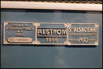 An dem Lokkasten von SNCF CC 65001 finden von den beteiligten Unternehmen angebrachte Schilder. Alsthom baute die Lok 1956, für die beiden Motoren war SACM (rechts) verantwortlich, CAFL Saint-Chamond war für den Rest verantwortlich. Ursprünglich wurde die Lok als 060 DB-1 ausgeliefert.