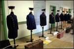80 Jahre Lokgeschichte, dazu gehren auch Uniformen, welche die Bahner im Laufe der Zeit getragen haben. Einige wurde zu einer Zeitachse zusammengestellt (80 Jahre Werk Dessau, Dessau-Sd 12.09.2009)
