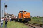 105 992-2 rangiert mit dem Fotogterzug (NVR-Nummer 98 80 3 345 992-2 D-EFSFT, Dampflokfest im Traditionsbahnbetriebswerk Stafurt, gesehen Stafurt-Leopoldshall 05.06.2010)