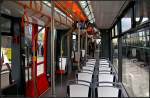 Bestuhlung der Tramino S100 von Solaris. Polsterung gibt es nicht und der Sitzteil ist stoffbespannte Hartschale (INNOTRANS 2010 Berlin 21.09.2010)