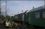 5. Berliner Eisenbahnfest: Pausieren an alten Waggons (gesehen Berlin Bw Schneweide 09.09.2012)
