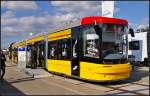 03-innotrans-2014-in-berlin/372329/bei-der-pesa-jazz-duo-handelt Bei der Pesa Jazz Duo handelt es sich um eine 5-teilige Niderflurstraßenbahn für Wahrschau. Sie hat eine Einstiegshöhe von 350 mm, und bietet 243 Fahrgästen Platz. Ausgestellt war die Tram auf der InnoTrans 2014 in Berlin.

Daten: Spurweite 1435 mm, Länge 29.7 m, Breite 2.4 m, Achsen 6, Stehplätze 215, Sitzplätze 28, max Geschwindigkeit 70 km/h, Lebensdauer ca. 30 Jahre
