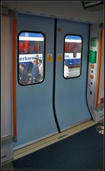 InnoTrans 2016 in Berlin: Trbereich des Siemens Desiro City fr die South West Trains (SWT). Auch hier die auffllig bauchige Bauweise, wie man sie an vielen Zgen in England findet.