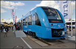 InnoTrans 2016 in Berlin: Bei dem Coradia iLint von Alstom handelt es sich um einen komplett emissionsfreien Regionalzug. Mit Hilfe von Wasserstoff-Brennstoffzellen mit der iLint mit Strom versorgt, so das als Endprodukt nur Wasserdampf und Kondenswasser entsteht. Absichtserklrungen zum Betrieb dieser Triebzge kommen aus Niedersachsen, Nordrhein-Westfalen, Baden-Wrttemberg und Hessen (RMV). Der iLint erreicht eine Reichweite von 800 Kilometern mit 300 Passagieren, die Hchstgeschwindigkeit liegt bei 140 km/h.