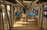 InnoTrans 2016 in Berlin: Auch im zweiten Teil des Metro-Zug Inspiro von Siemens für Riyadh, der mit blauen Kopfstützen abgesetzt ist, wird die Geräumigkeit und Helligkeit fortgesetzt.