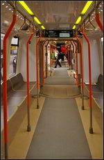 InnoTrans 2016 in Berlin: Einrichtung mit Sitzen entlang des TW3000 für die üstra Hannover mit Übergang in die andere Hälfte und großem Informationsdisplay.