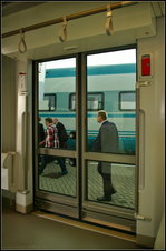 InnoTrans 2016 in Berlin: Breite Türen mit einer Einstiegshöhe von 350 mm erlauben zügigen Fahrgastwechsel in der Siemens Avenio QEC für Doha, Qatar.