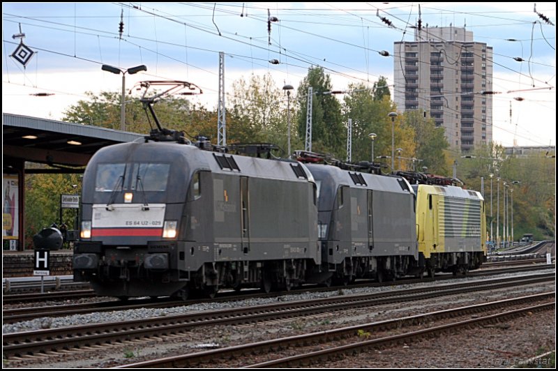 TXL ES 64 U2-029 mit TXL ES 64 U2-028 und FNC ES 64 F4-099 als Tfzf 89963 Richtung Ruhleben (Berlin Greifswalder Str 18.10.2009)