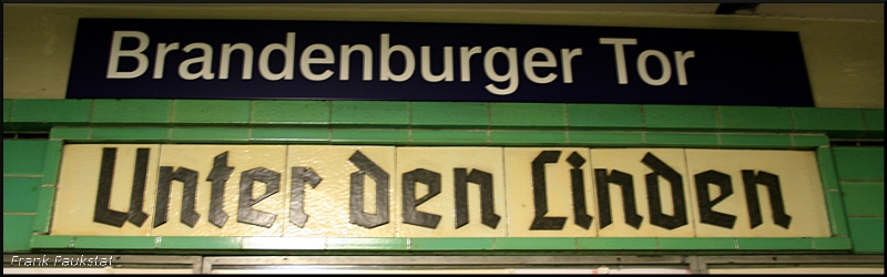 Umbennenung in  Brandenburger Tor . Der alte Name muss bestehen bleiben, da der Bahnhof unter Denkmalschutz steht (Berlin Brandenburger Tor, 08.08.2009)
