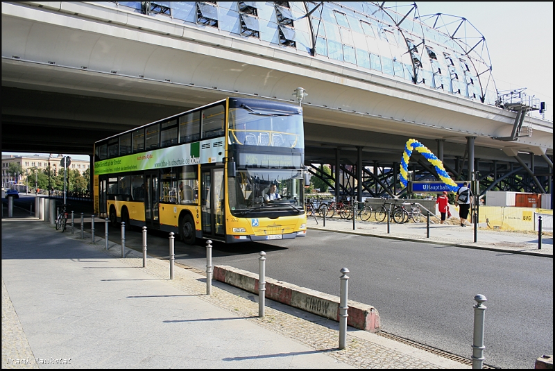 Unter dem Fernbahnhof duckt sich einer der Eingänge zum gleichnamigen U-Bahnhof. Hier hat man auch Anschluss an die Buslinie M85 (Berlin Hauptbahnhof, 08.08.2009)
