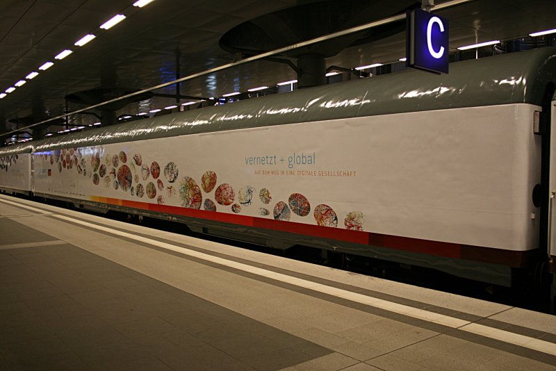Unter dem Motto  vernetzt + global  wendet sich Wagen 5 (D-DB 50 80 92-33 307-1 D 997.3) der vernetzten Gesellschaft zu (Berlin Hauptbahnhof, 23.04.2009).